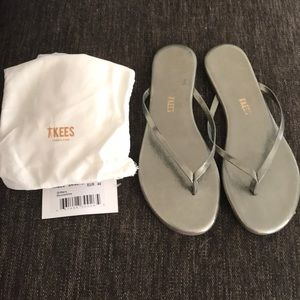 NWT Tkees metallic sandals